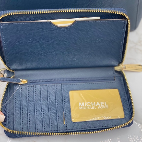 Michael Kors Charlotte Tote & Wallet Set Navy - Picture 11 of 12